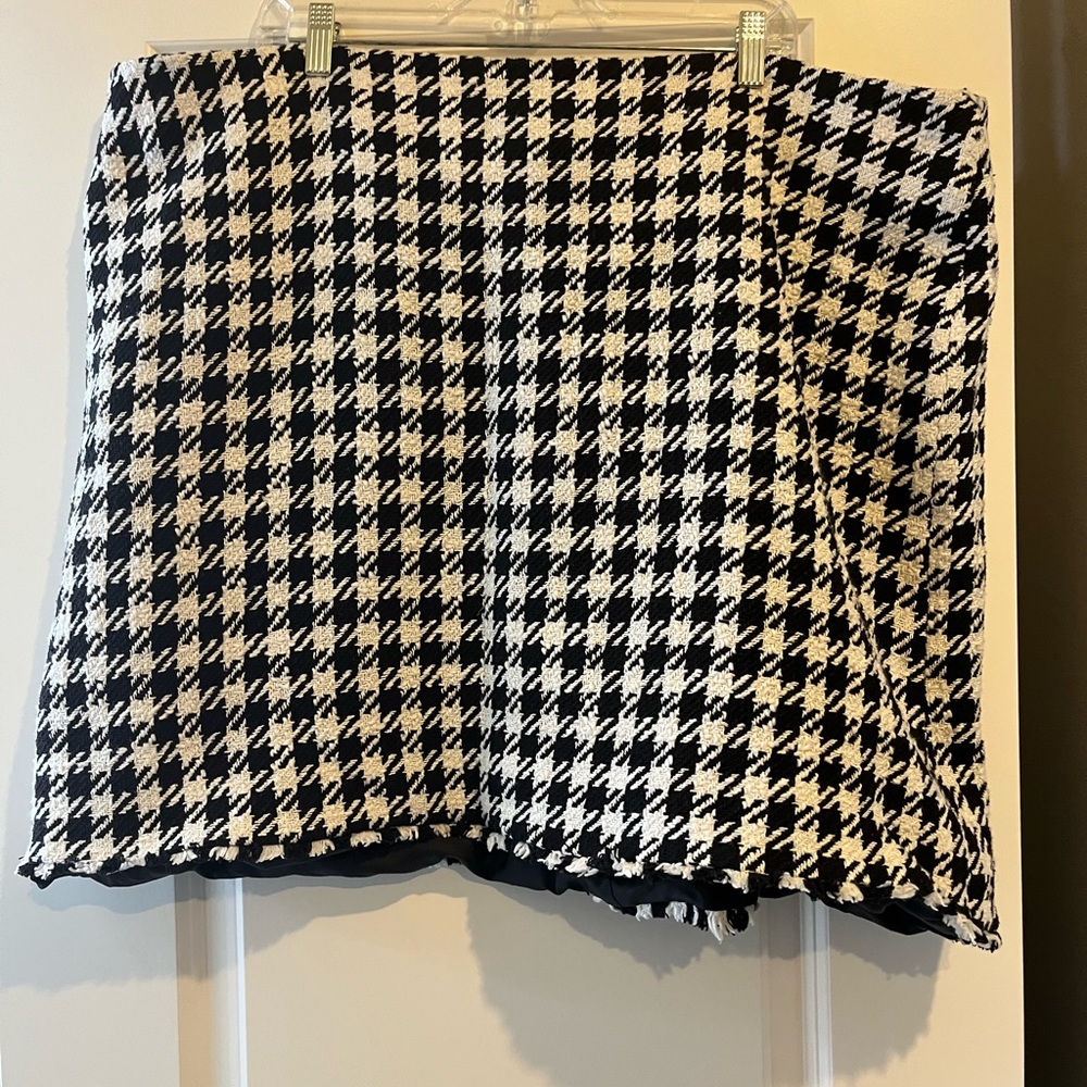 Eliquii Black and White Houndstooth Skirt